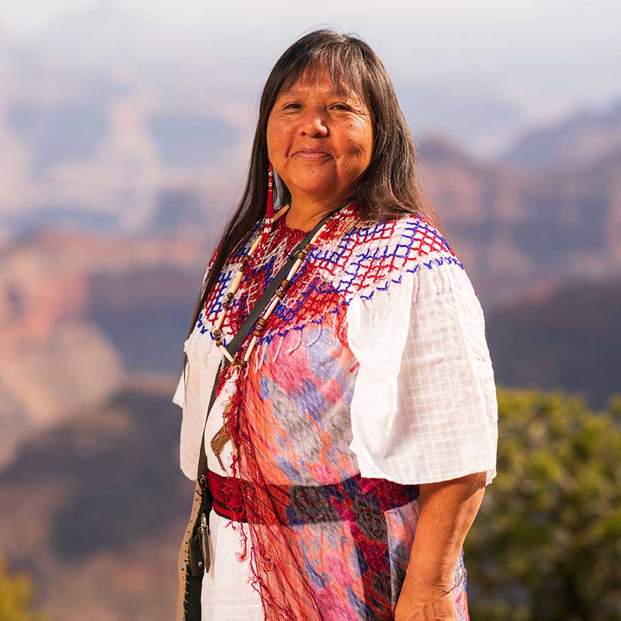Colleen Kaska, Havasupai woman in white with traditional garments and long black hair standing at the rim of the 168飞艇全国统一开奖记录体彩开奖结果预测号码历史查询